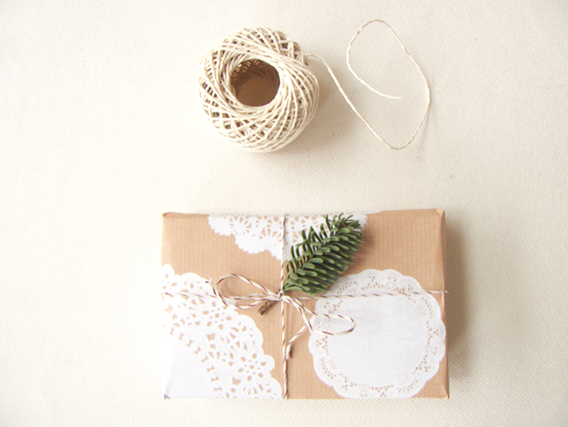 doilies-loves-kraftpaper_free-printable_wrapping-paper_pine
